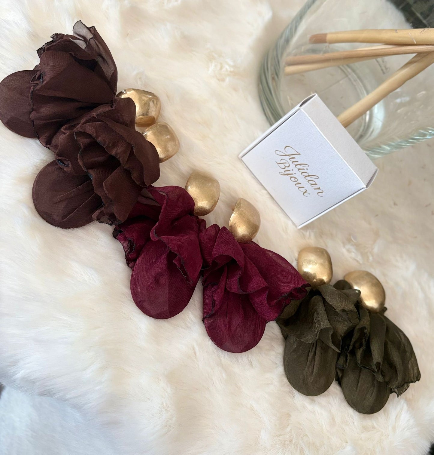 Orecchino pendente con elemento in metallo dorato martellato e parte inferiore in tessuto