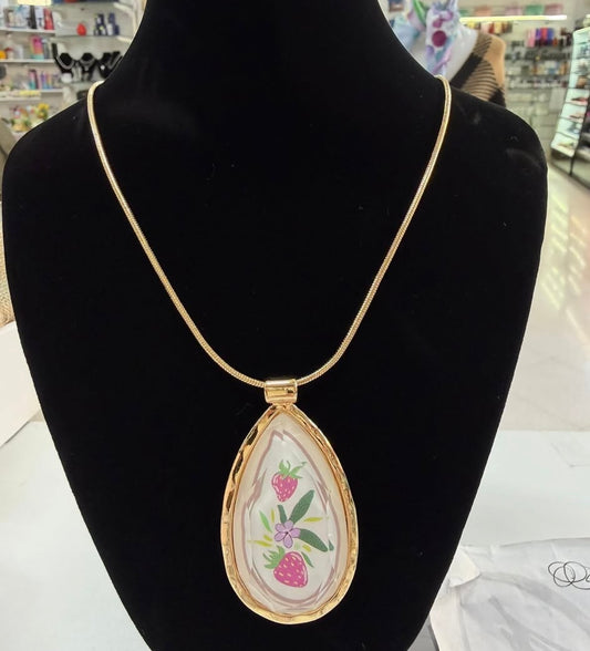Collana con pendente goccia caretterizzato da un motivo floreale e di fragole