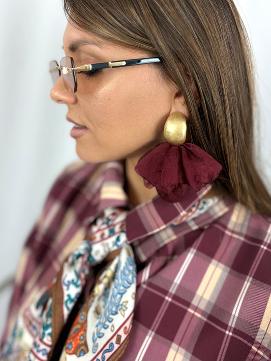 Orecchino pendente con elemento in metallo dorato martellato e parte inferiore in tessuto