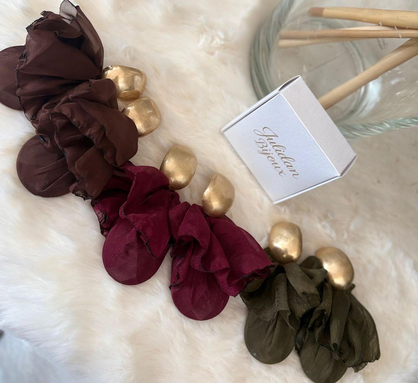 Orecchino pendente con elemento in metallo dorato martellato e parte inferiore in tessuto