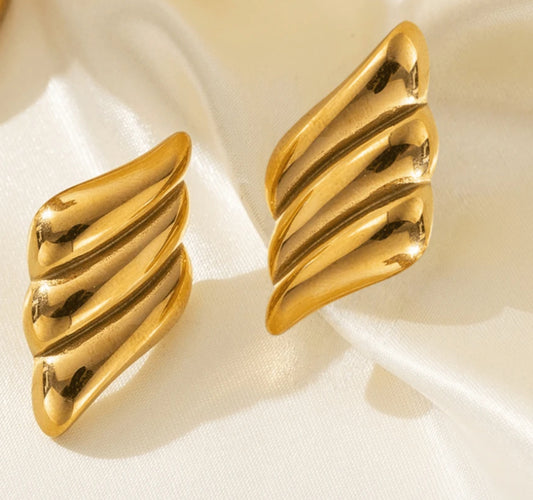 Orecchini a forma foglia con finitura metallica lucida