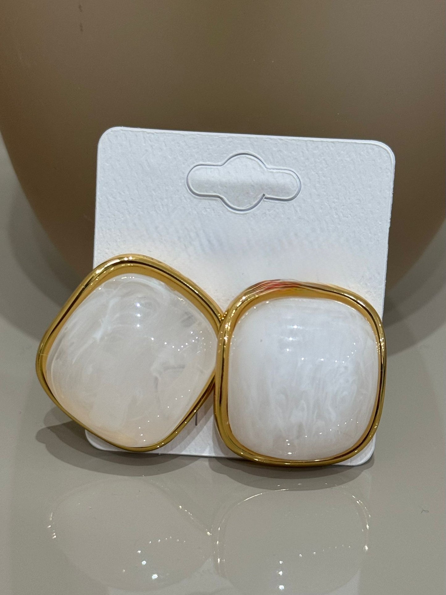 Orecchini con pietra sfumata in bianco e bordi dorati