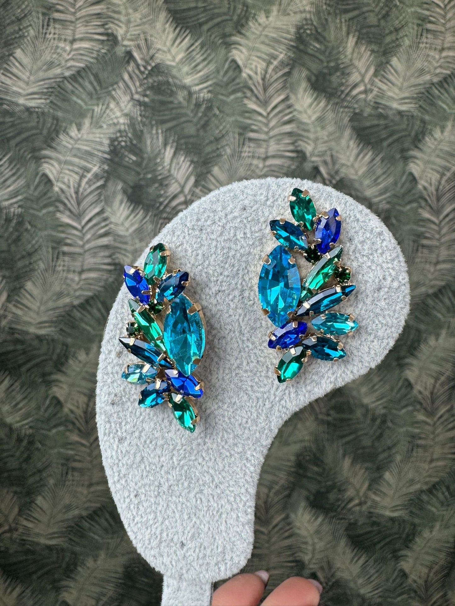 Orecchini a fiore con pietre incastonate