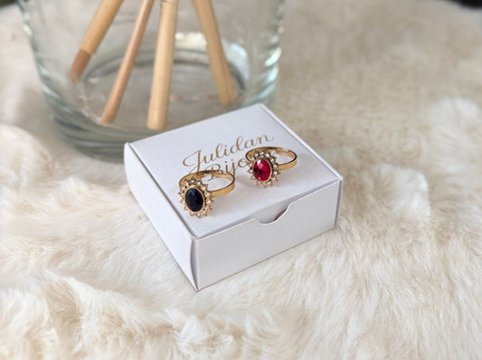 Anello con pietra ovale circondata da piccoli diamantini