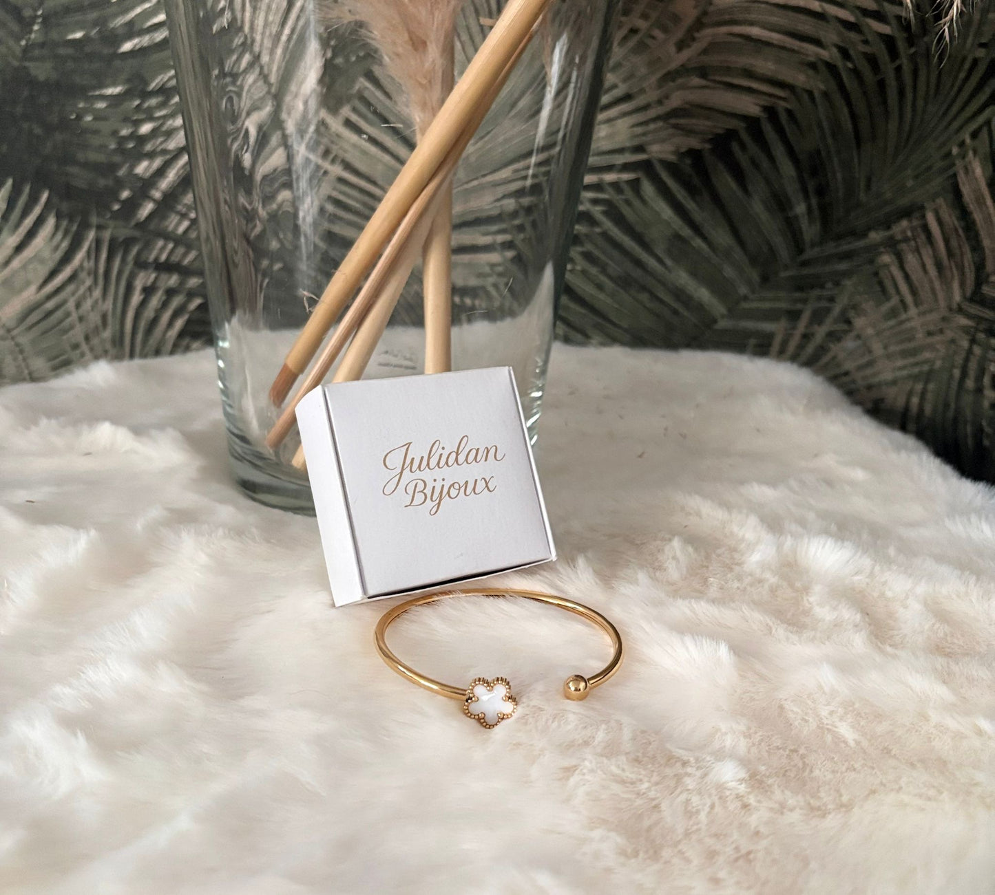 Bracciale in metallo con ornamento a forma di fiore