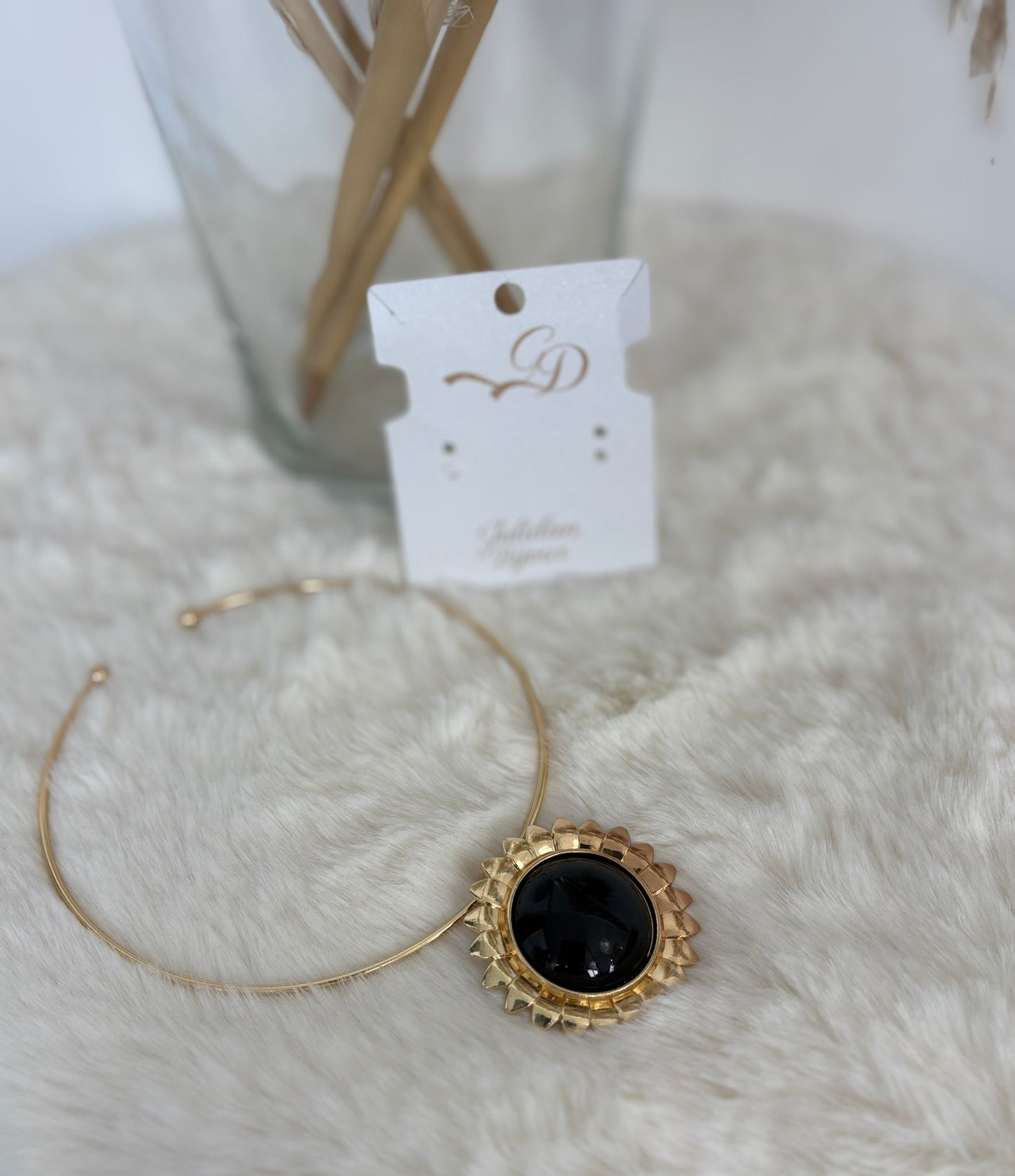 Collana in metallo con ciondolo con pietra incastonata