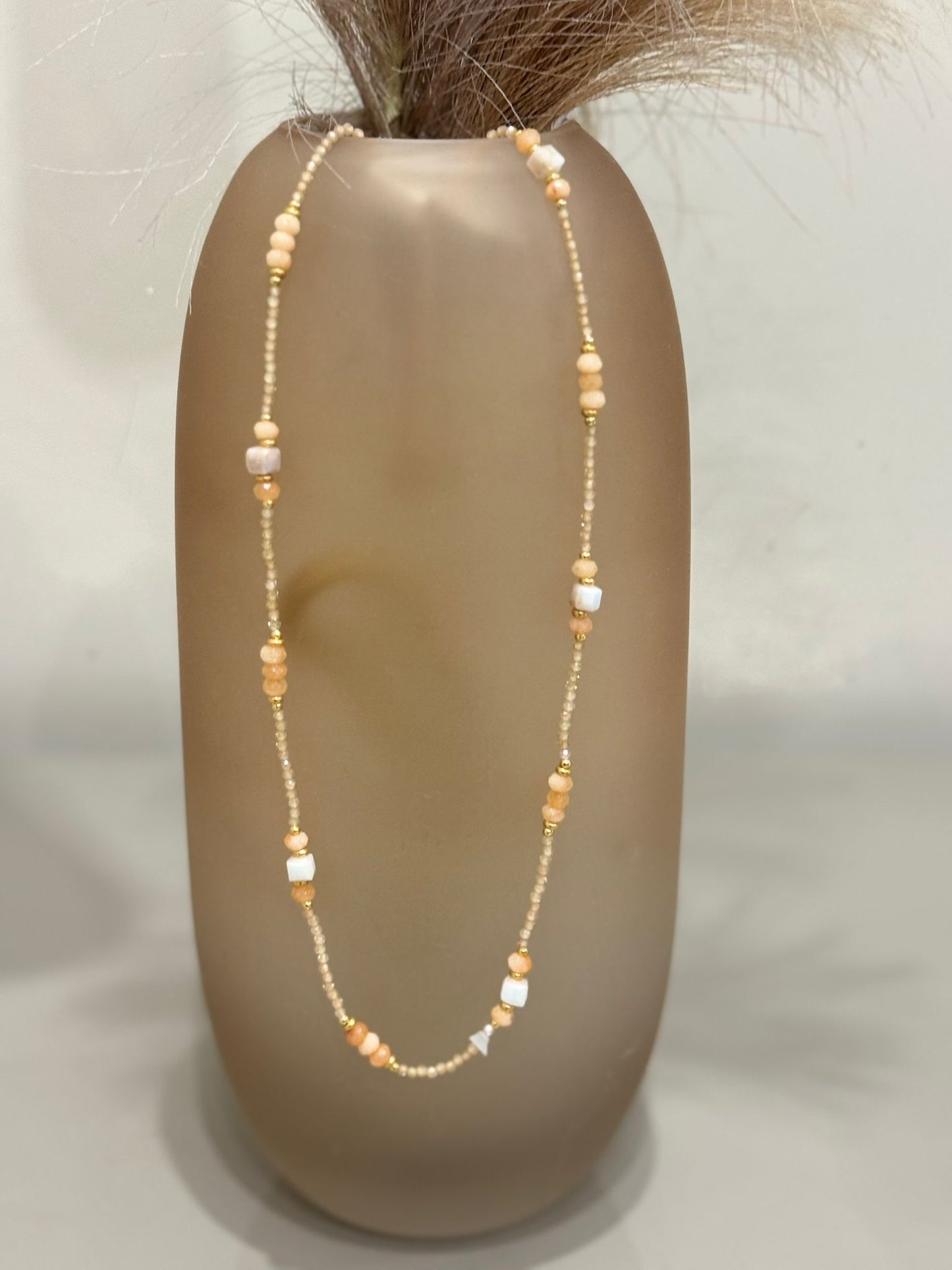 Collana artigianale composta da pietre dure,cristalli e piccole perle