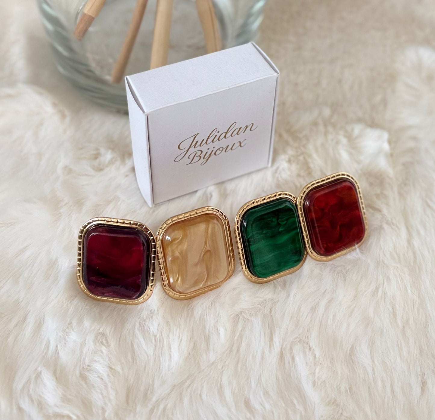 Anello con base oro con pietra centrale colorata