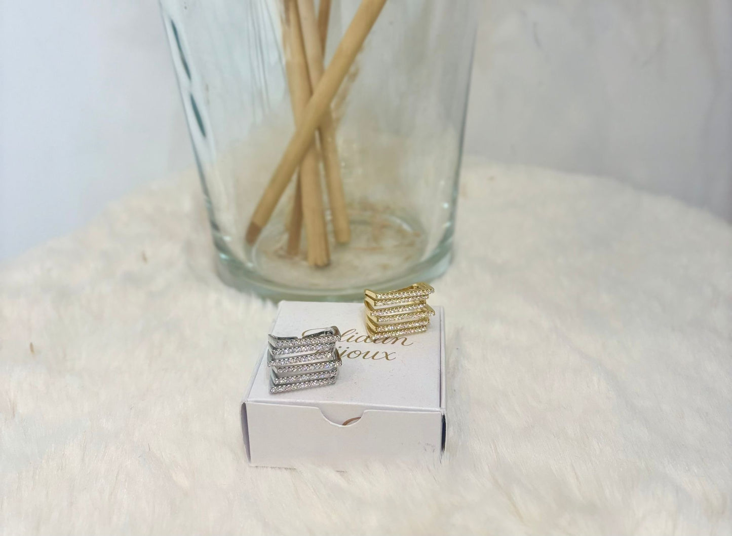 Anello a fascia lineare pavé di APM Monaco