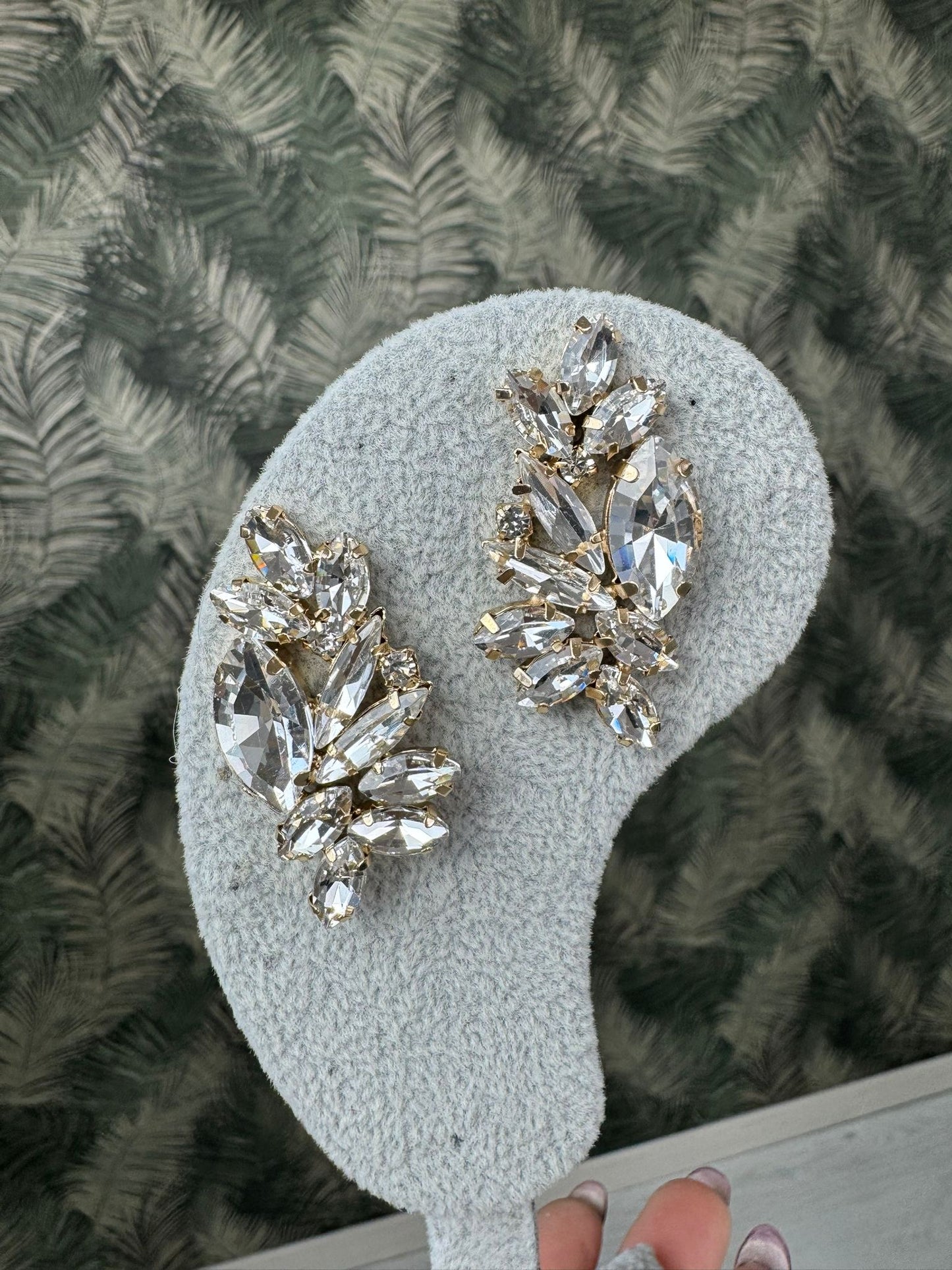 Orecchini a fiore con pietre incastonate