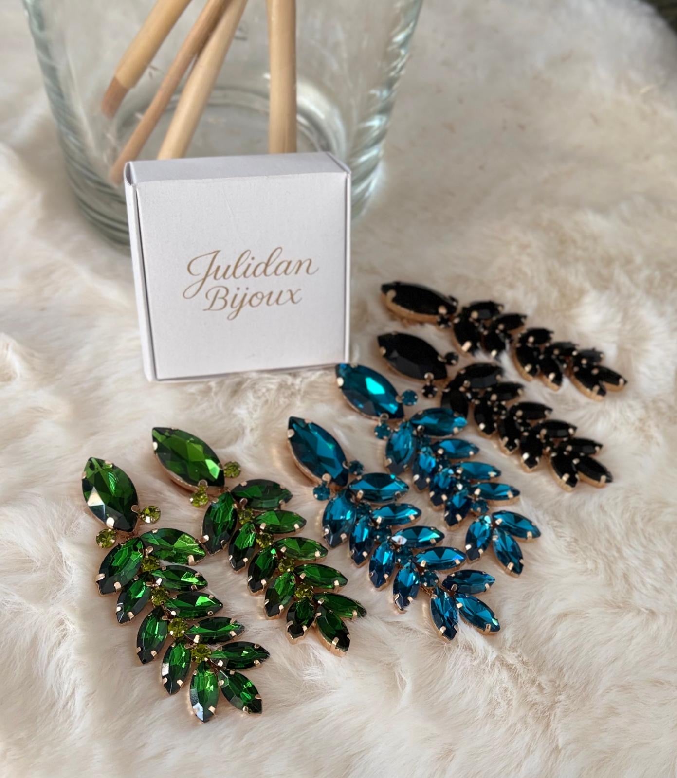 Orecchini modello clip pendenti con cristalli a forma foglia su base oro