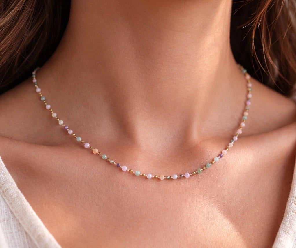 Collana dorata arricchita da piccole perline