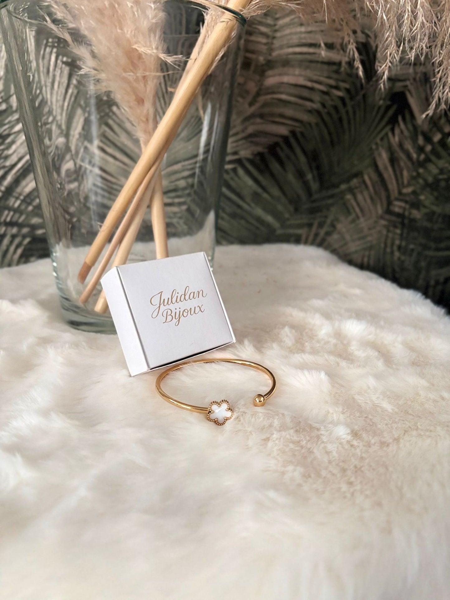 Bracciale in metallo con ornamento a forma di fiore