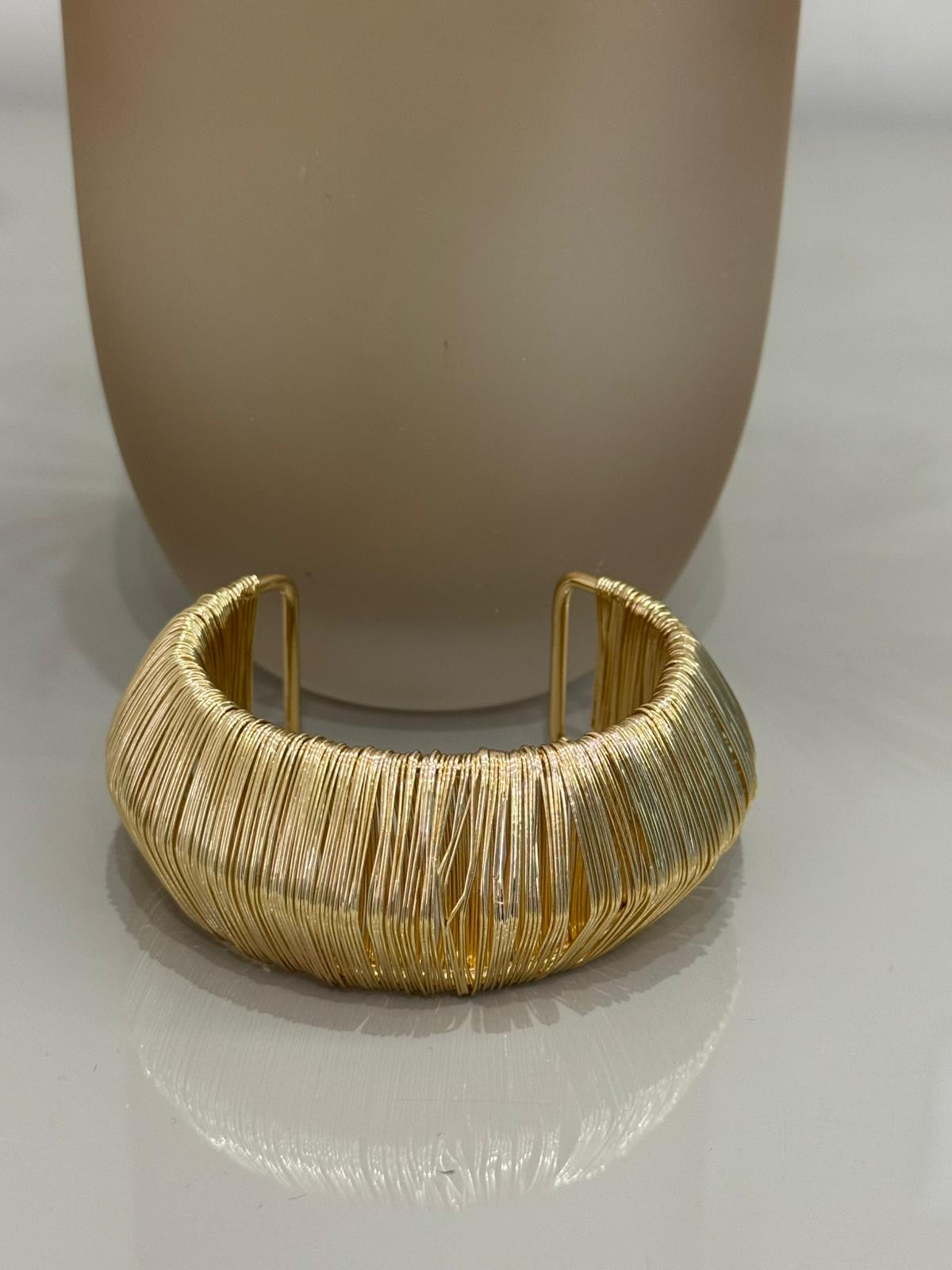 Bracciale rigido dorato a fascia con tecnica a filo avvolto