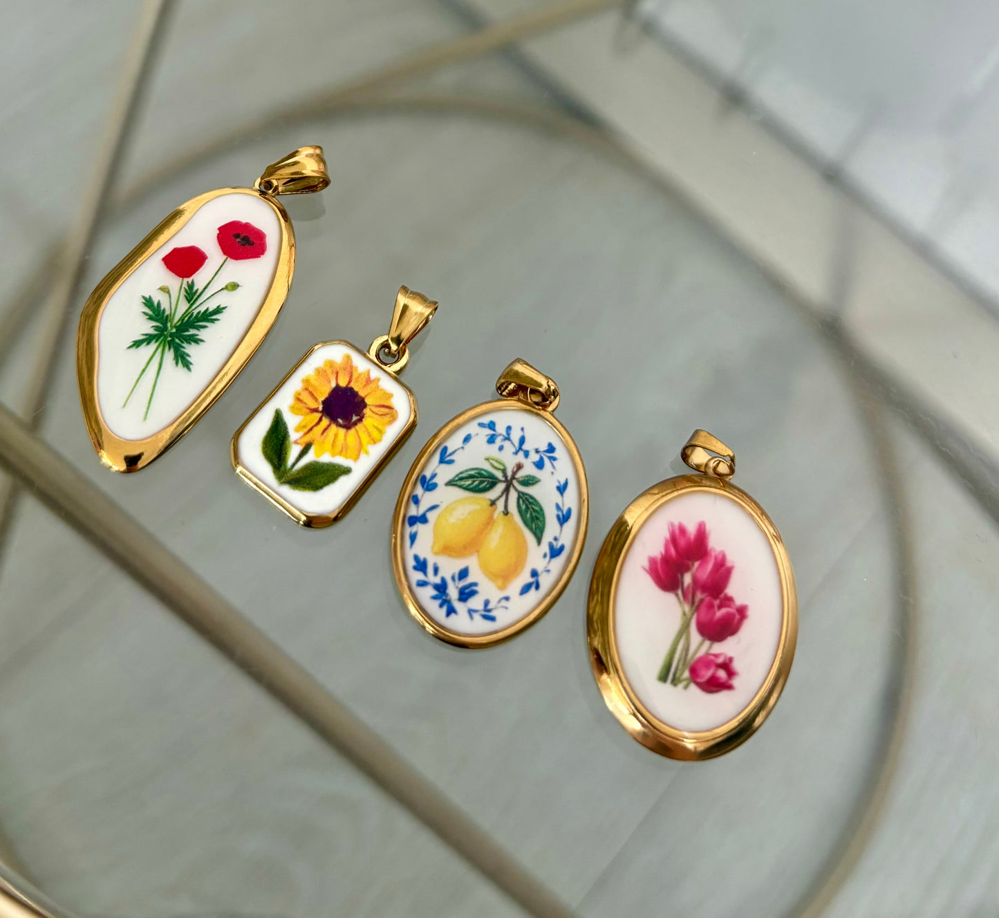 Ciondolo Simboliko con significato fiori base oro