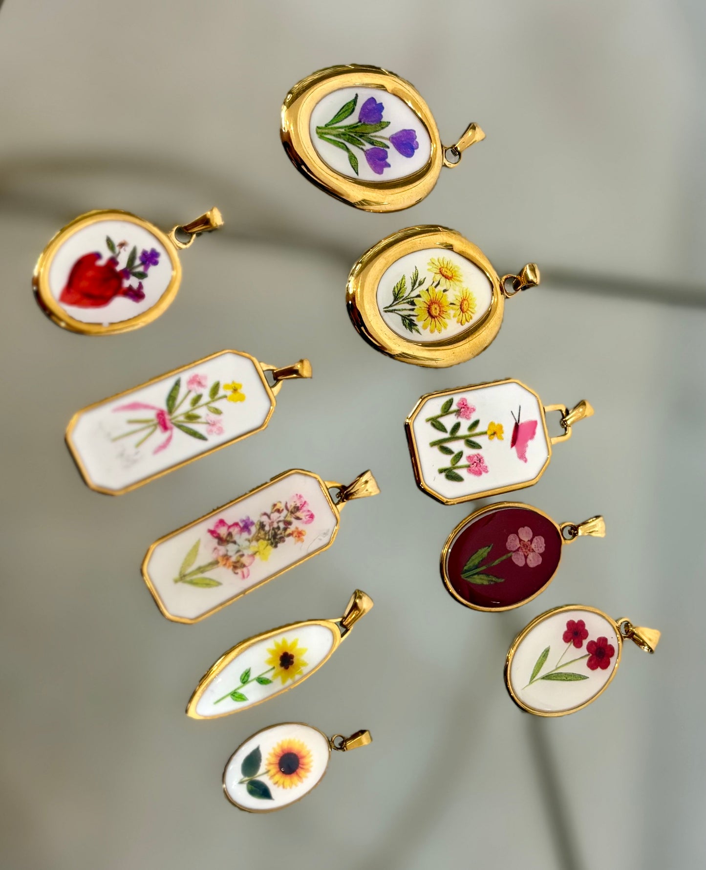 Ciondolo Simboliko con significato fiori base oro