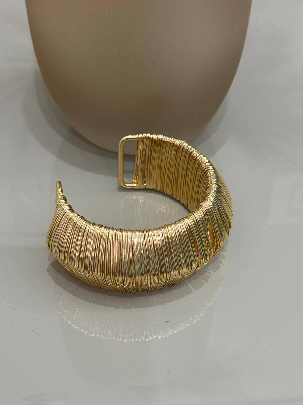 Bracciale rigido dorato a fascia con tecnica a filo avvolto