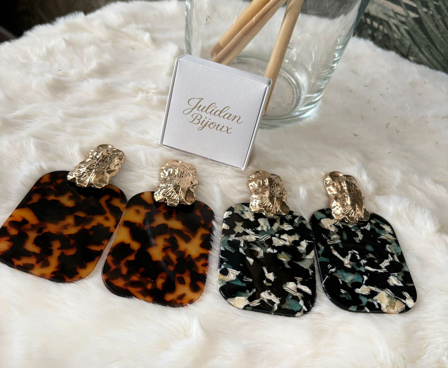 Orecchini pendenti in resina con motivo tartarugato