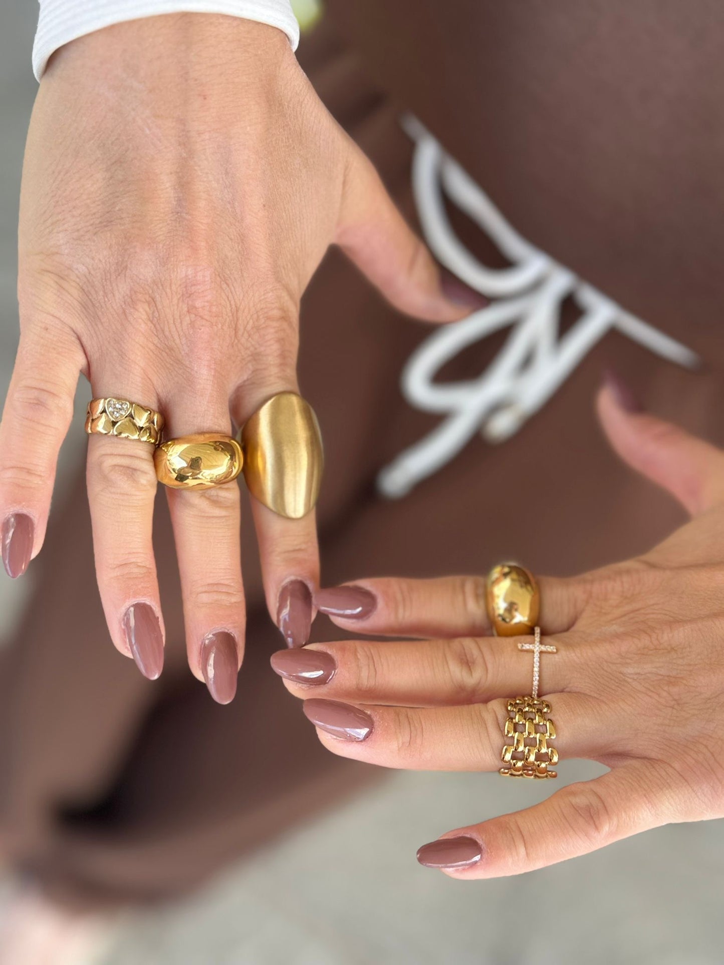 Anello a fascia con motivo a catena