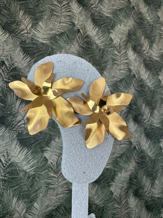 Orecchini a fiore in metallo dorato