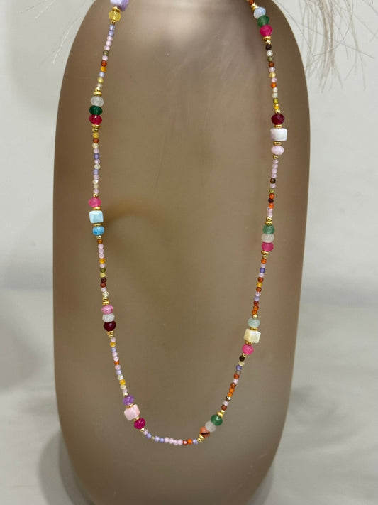 Collana artigianale composta da pietre dure,cristalli e piccole perle