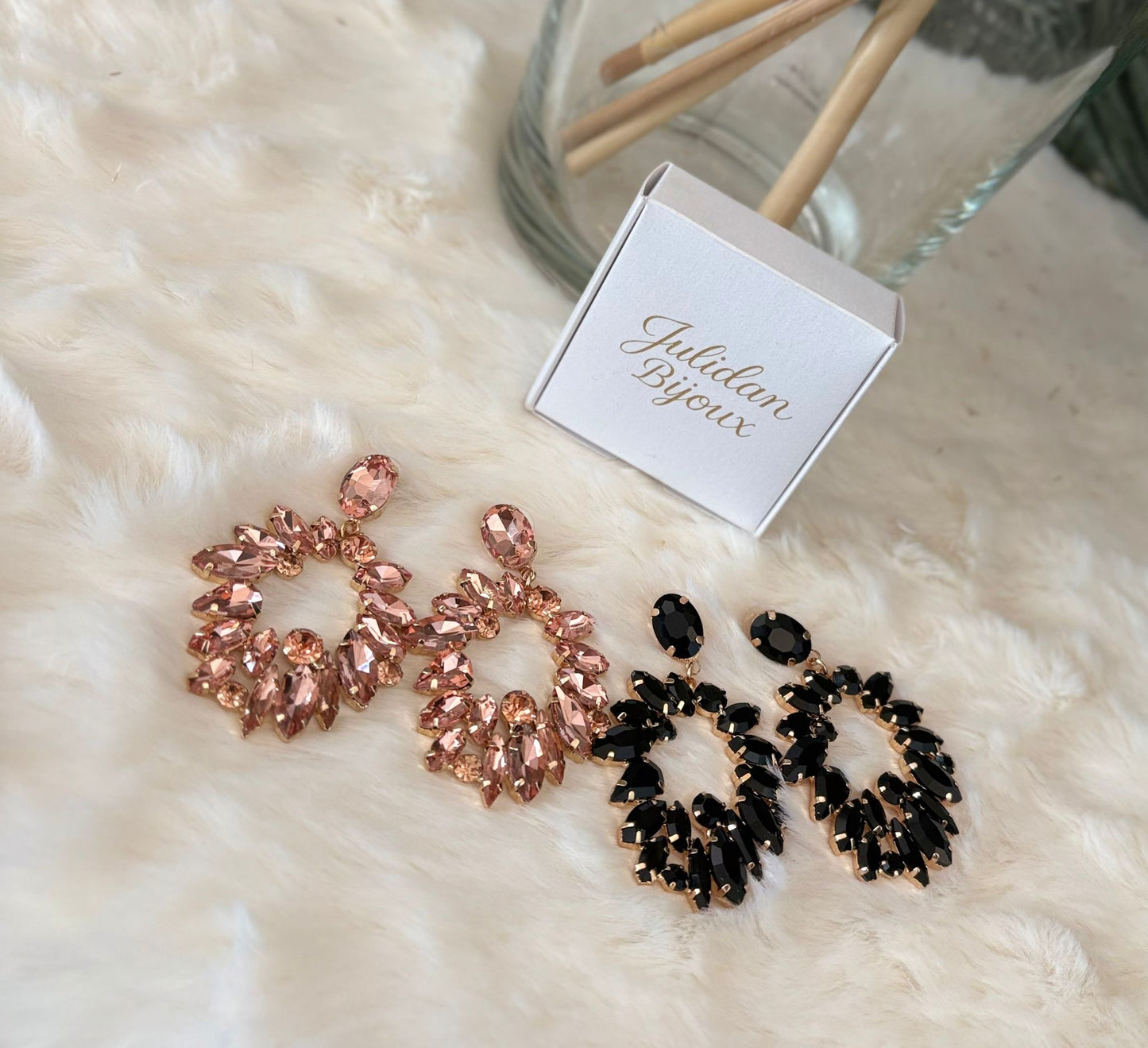 Orecchini pendenti con gemme colorate