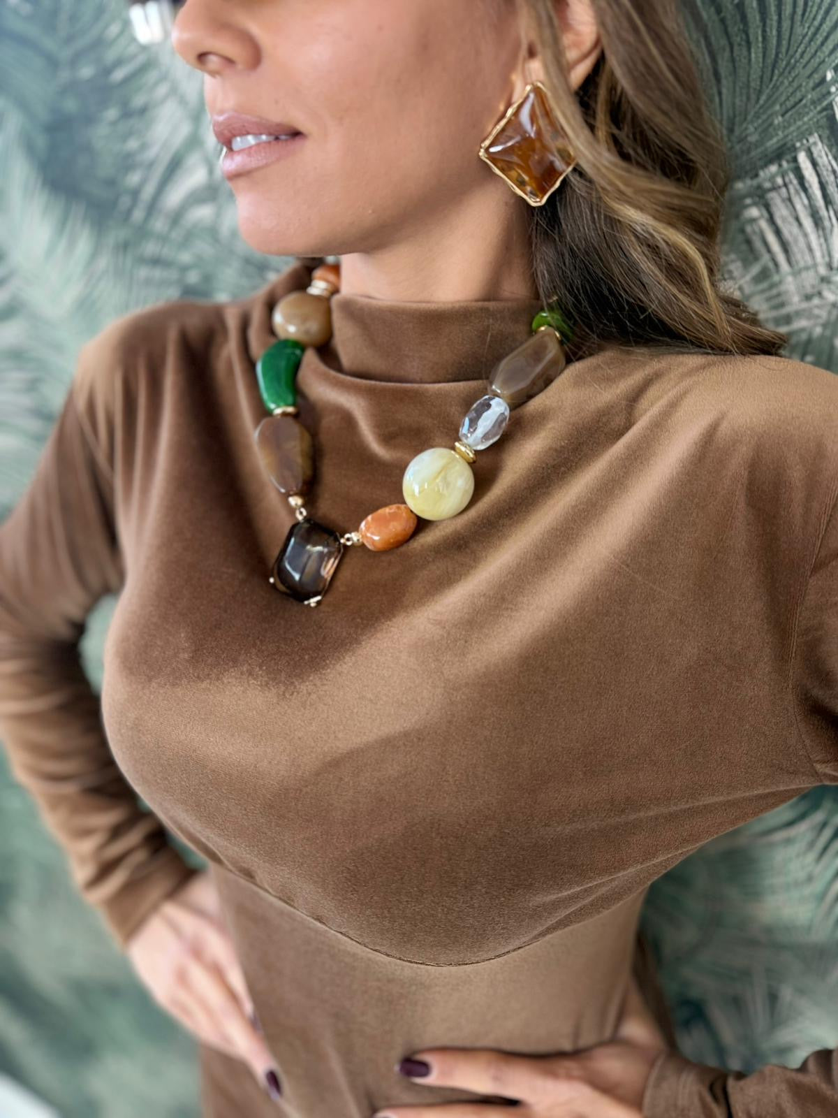 Orecchini a bottone con pietra incastonata in una montatura color oro