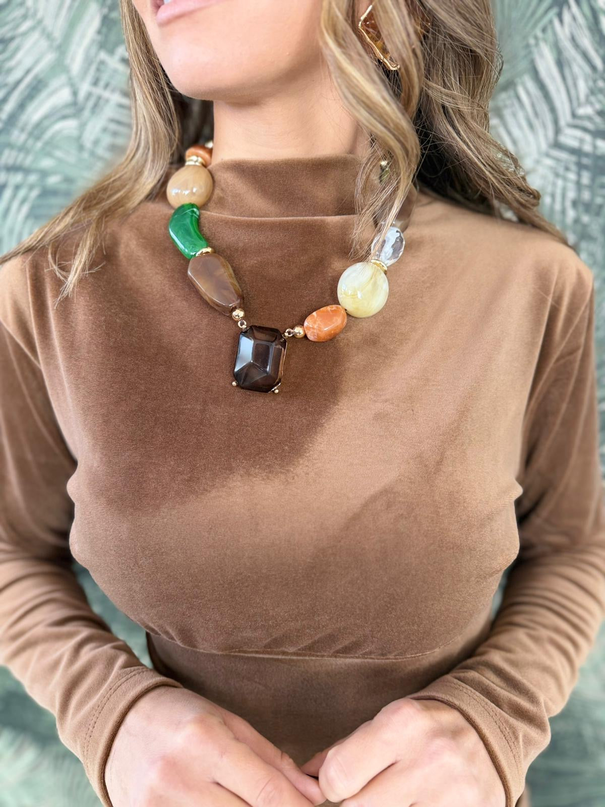 Collana con pietre colorate