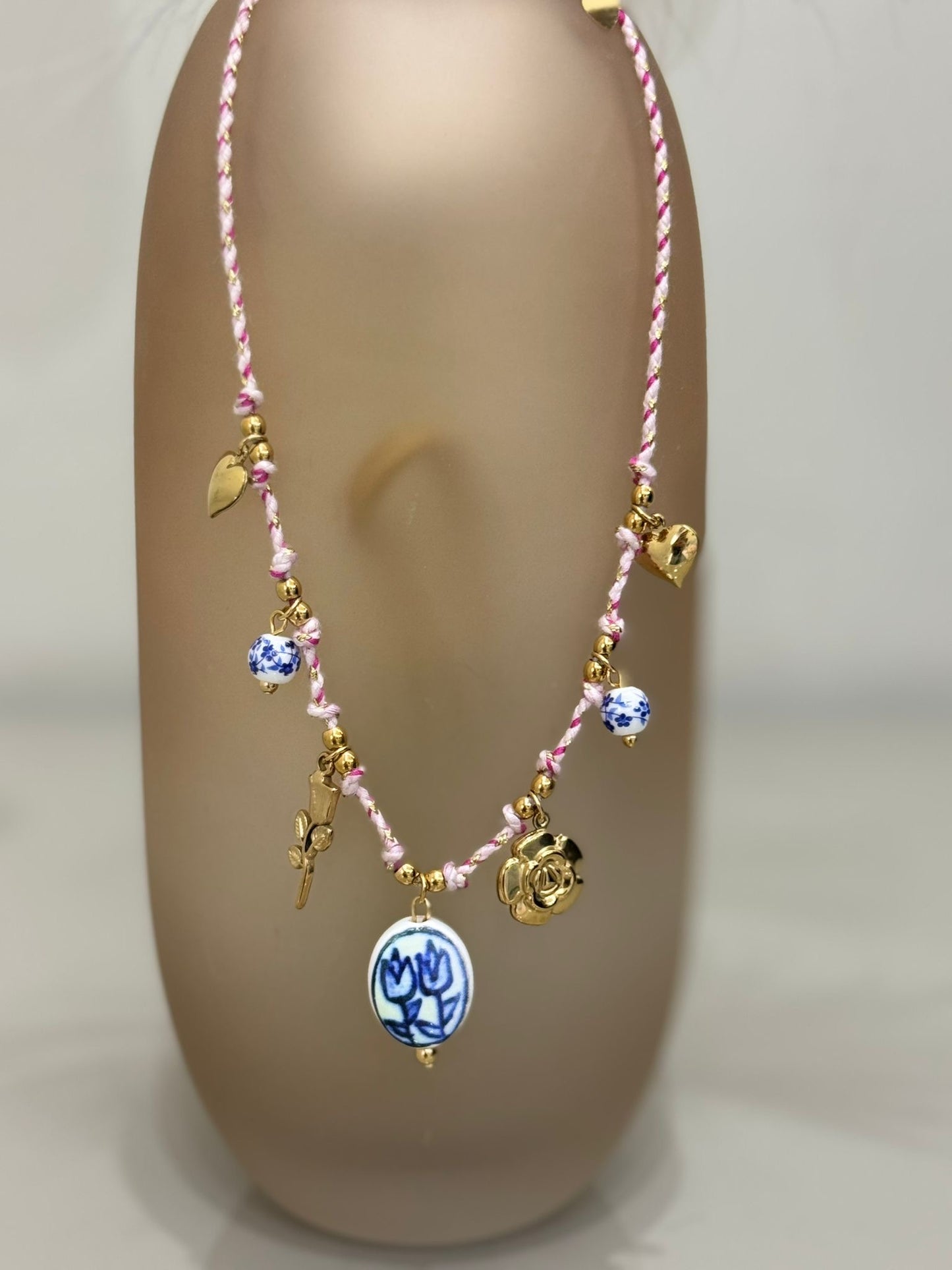 Collana Mikonos stile coquette con ciondoli in ceramica e dettagli oro