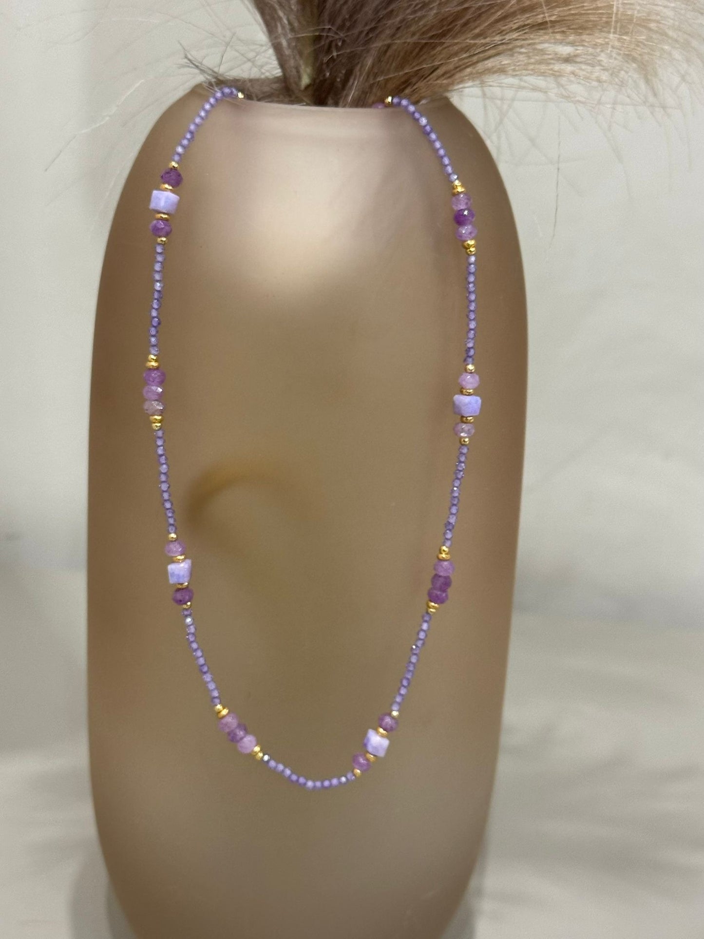 Collana artigianale composta da pietre dure,cristalli e piccole perle