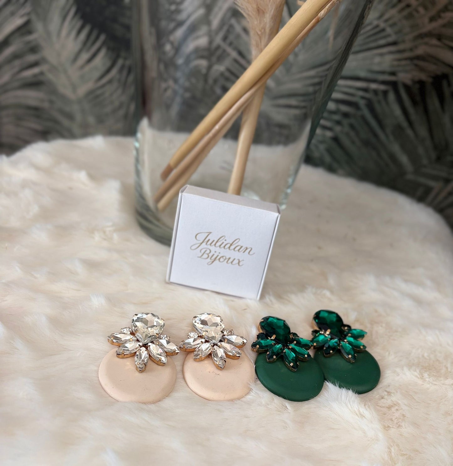 Orecchini pendente con pietre su base opaca