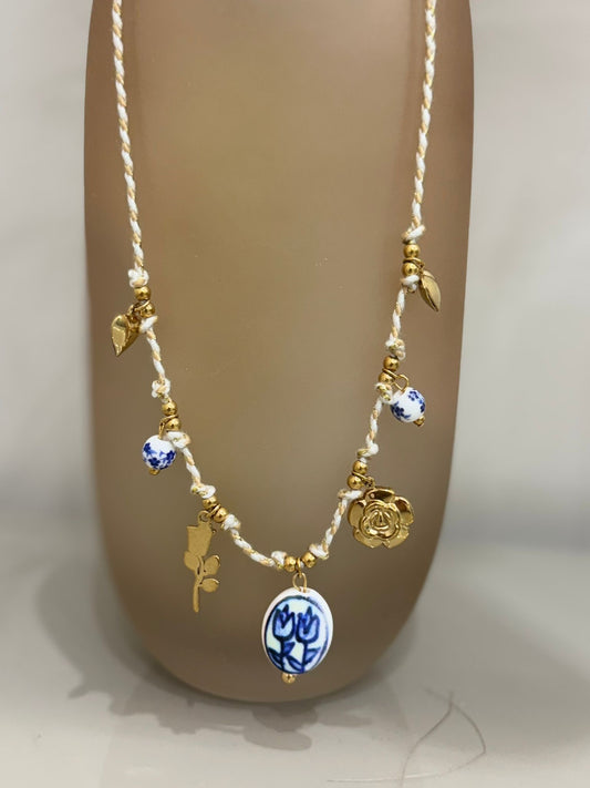 Collana Mikonos stile coquette con ciondoli in ceramica e dettagli oro