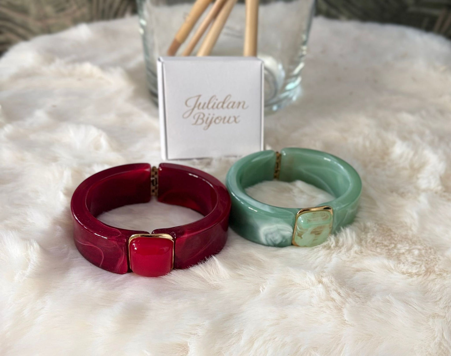 Bracciale in resina con pietra centrale