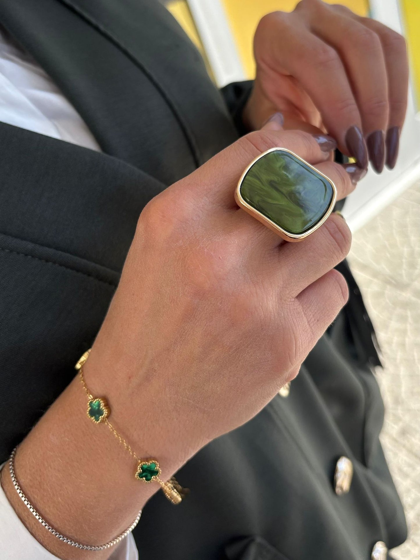 Anello con base oro con pietra centrale colorata