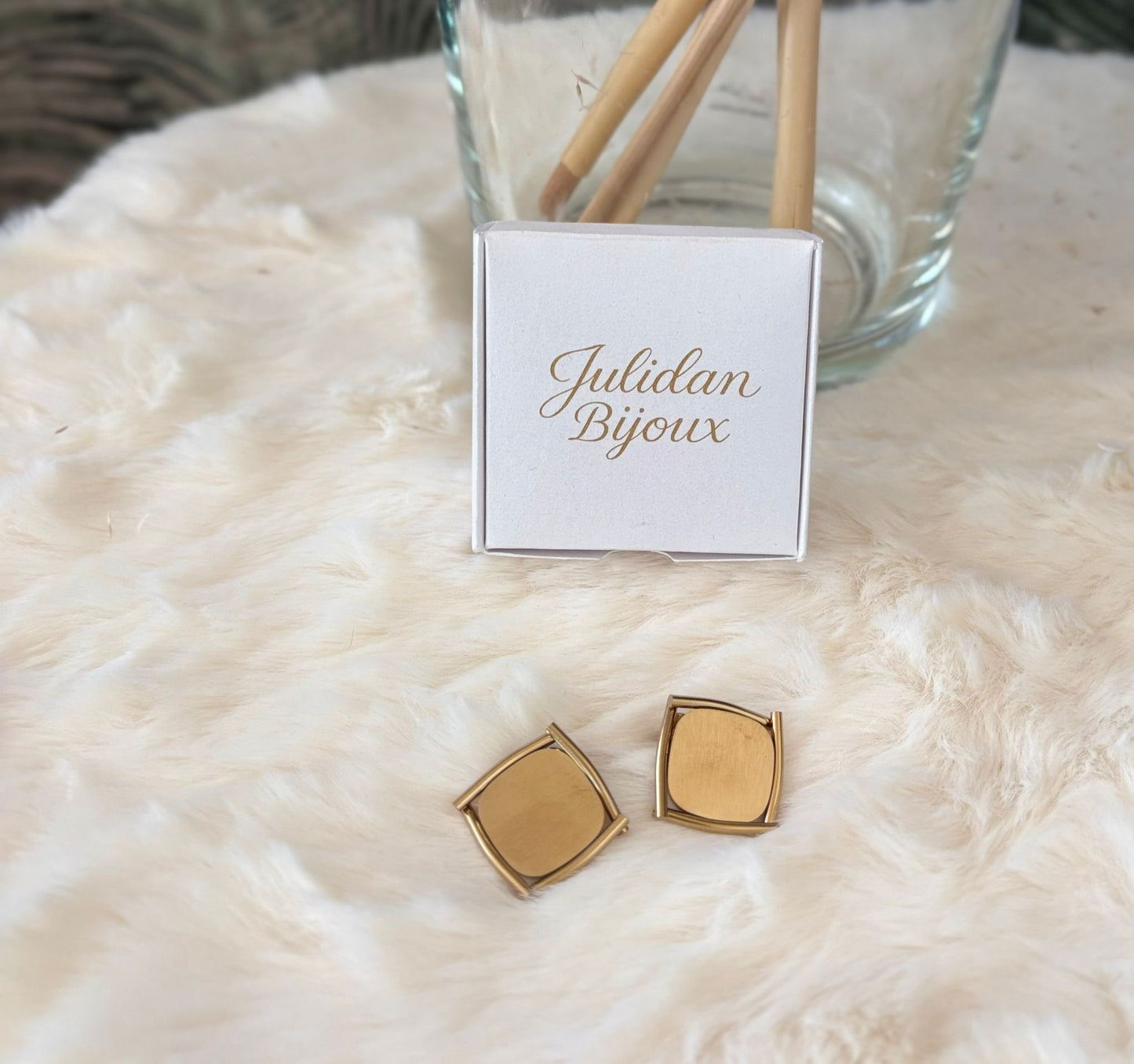 Orecchini piccoli quadrati con bordi curvi