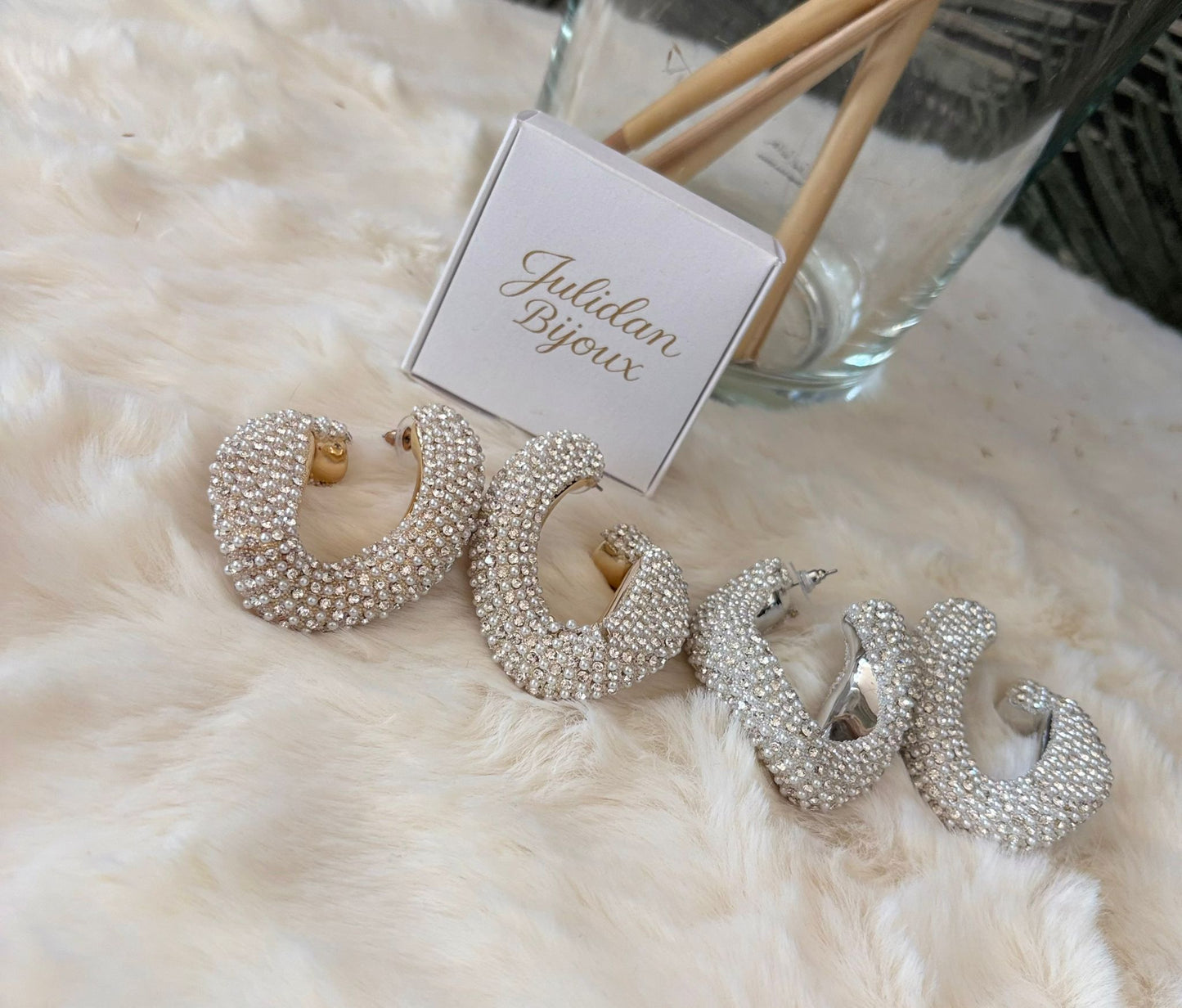 Orecchini con strass e perle finte