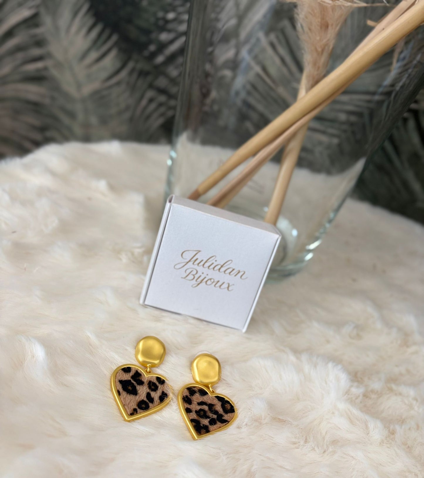 Orecchini pendenti a cuore e stampa Leopard