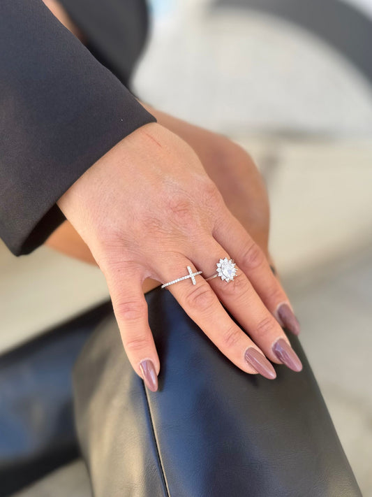 Anello con croce e strass